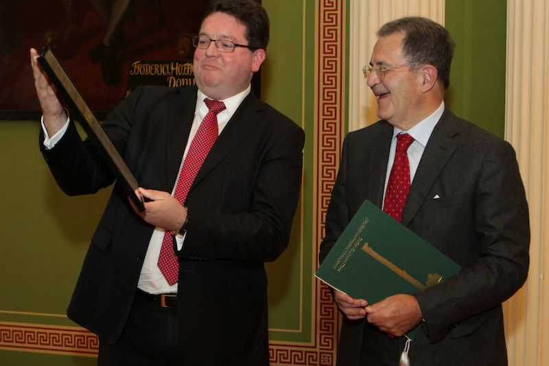 Professor Tietje überreicht Prodi die Ehrenurkunde