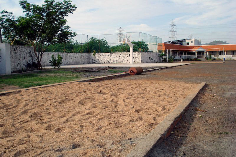 Auf drei mal zehn Metern hat Jana Conrad mit dem Sportunterricht begonnen. Mittlerweile steht ihr und ihren Schülern ein "richtiger" Sportplatz mit Basketballplatz, Laufbahn, Sprunggrube und Volleyballfeld zur Verfügung