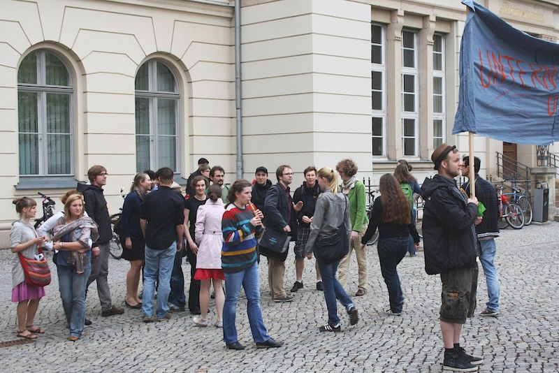 Flashmob auf dem Uni-Platz: Knapp 50 Studierende folgten der "Rattenfängerin" ins "Unternehmen Uni".