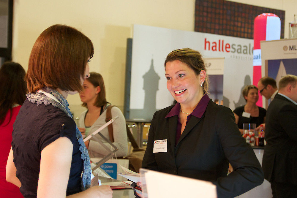 Im Anschluß an das Job-Speed-Dating fand Yvonne Becker (rechts) an den Informationsständen noch einmal Gelegenheit, mit den Unternehmensvertretern zu sprechen.