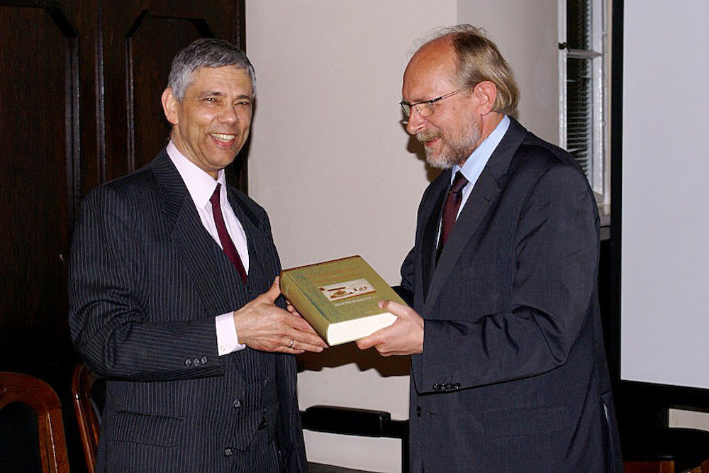 Prof. Dr. Bogdan Szlachta, Dekan der Fakultät für internationale und politische Studien der Jagiellonischen Universität, nimmt die Bücherspende von Professor Das in Empfang