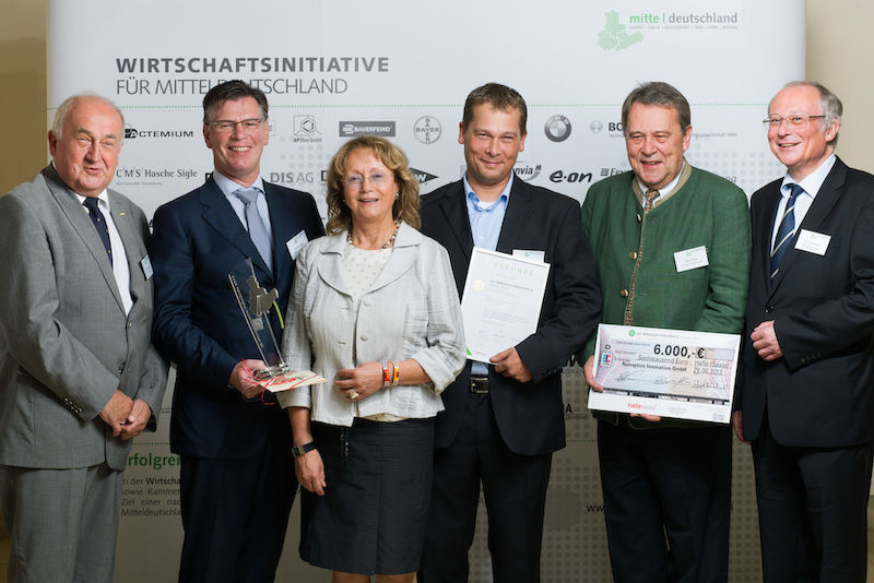 Die Gewinner der IQ-Wissenschaftspreises von der Nanoptics Innovations GmbH mit Prof. Dr. Wolfgang Lukas (l.), Oberbürgermeisterin Dagmar Szabados, und Rektor Udo Sträter (r.).