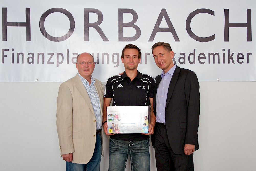 (V. l. n. r.:) Michael Schreier, Leiter des Unisportzentrums der MLU, Wii-Gewinner Christian Minge und Peter Krüger, Leiter des Horbach GmbH Centers Halle