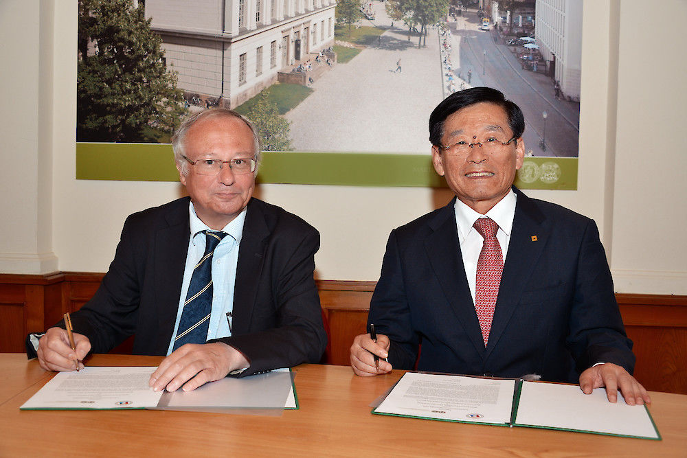 Die Rektoren Udo Sträter und Won Mook Lee vereinbarten eine noch engere Kooperation der beiden Universitäten. 
