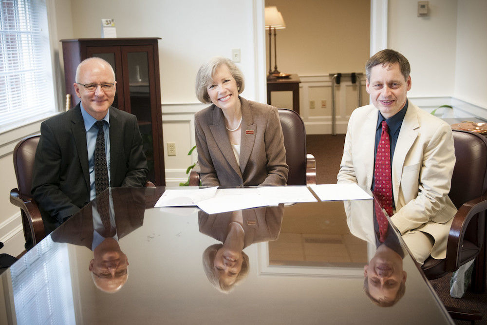 Prof. Dr. Andrzey Mokry, Dr. Linda Bleicken und Prof. Dr. Jens Marggraf veinbareten eine engere Zusammenarbeit der beiden Universitäten in Halle und Savannah