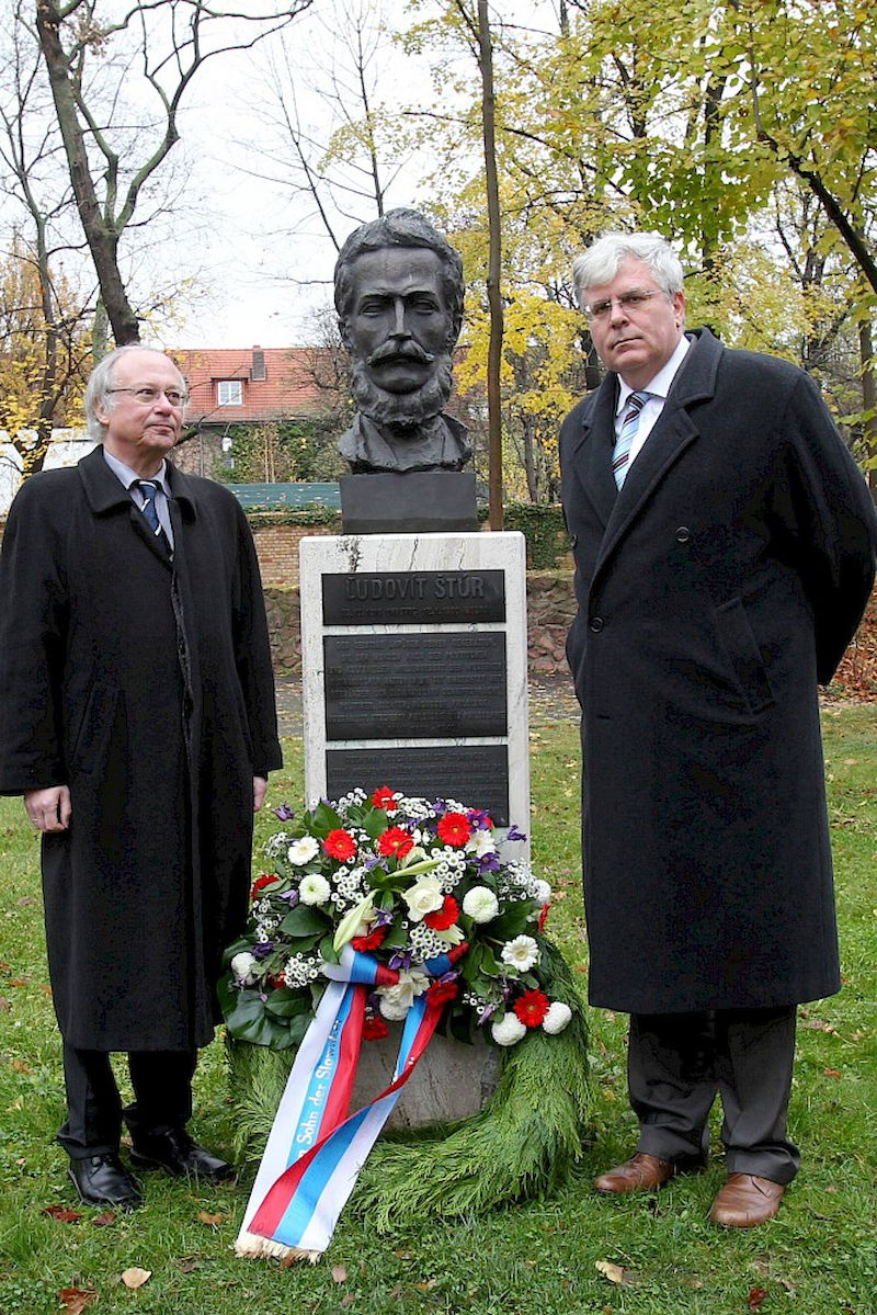 Rektor Udo Sträter und Botschafter Igor Slobodnik bei der Kranzniederlegung.