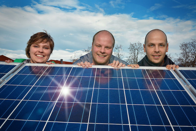Gerda Seiffarth, Torsten Büchner und Rico Meitzner (von links) experimentieren im dritten Semester mit dem neuen Solarfeld am Weinberg Campus.