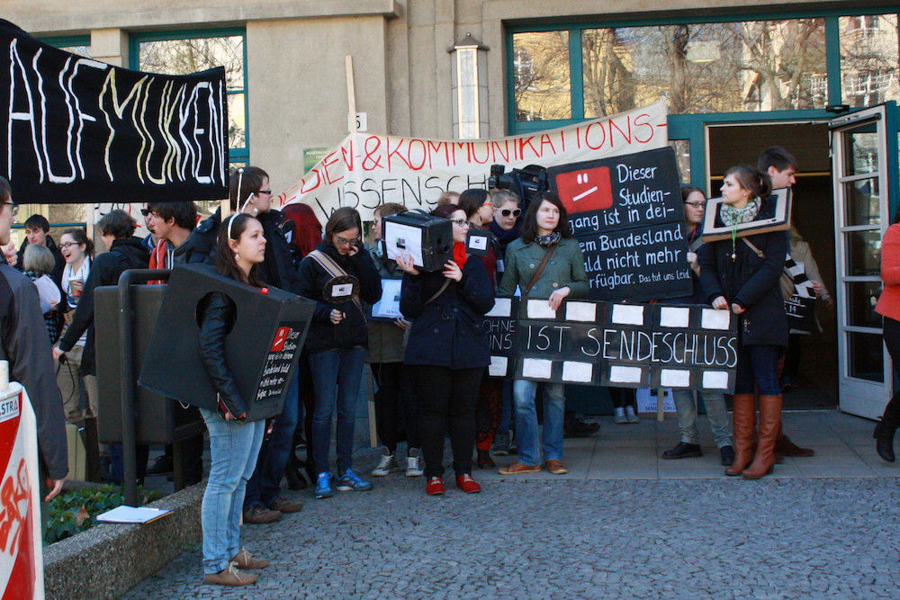 MuKler demonstrieren vor der Senatssitzung für ihr Department.