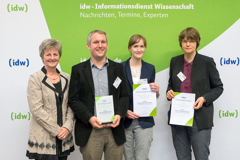 Von links nach rechts: idw-Vorstandssprecherin Dr.-Ing. Ines Schwarz überreichte die idw-Preise an Reto Caluori (Uni Basel), Nicole Siller (MPI für Bildungsforschung) und Corinna Bertz (MLU). 