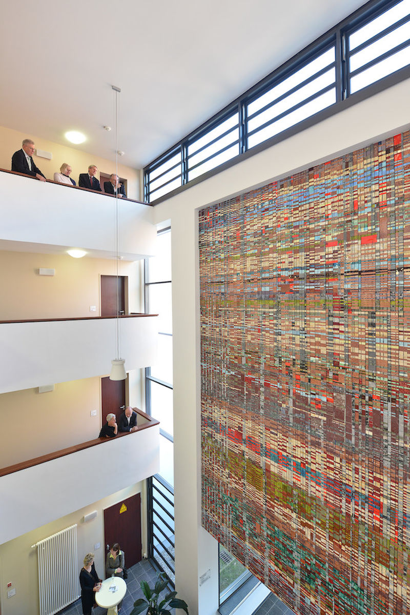 Aus 38.000 Mosaiksteine besteht das Wandmosaik im Foyer des "Georg Forster Haus" 