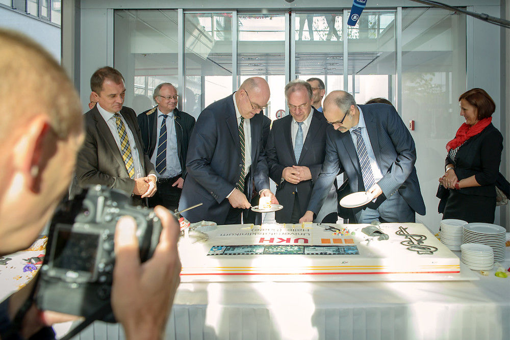 Gemeinschaftliches Kuchenanschneiden: Am Samstag wurden „40 Jahre Krankenversorgung am Standort Ernst-Grube-Straße“ gefeiert.