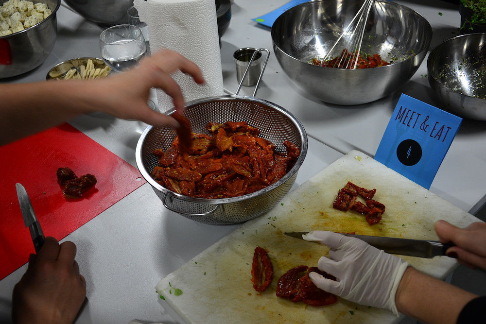 Beim ersten "Meet and Eat" im MMZ bereiteten Studierende und Medienvertreter gemeinsam das Abendessen zu.