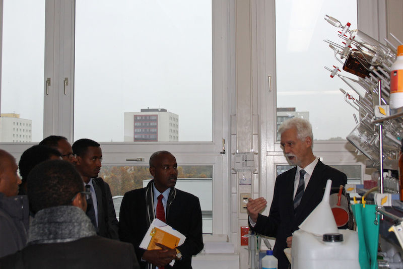 Prof. Dr. Peter Imming führt die Gäste aus Afrika durch das Institut für Pharmazie