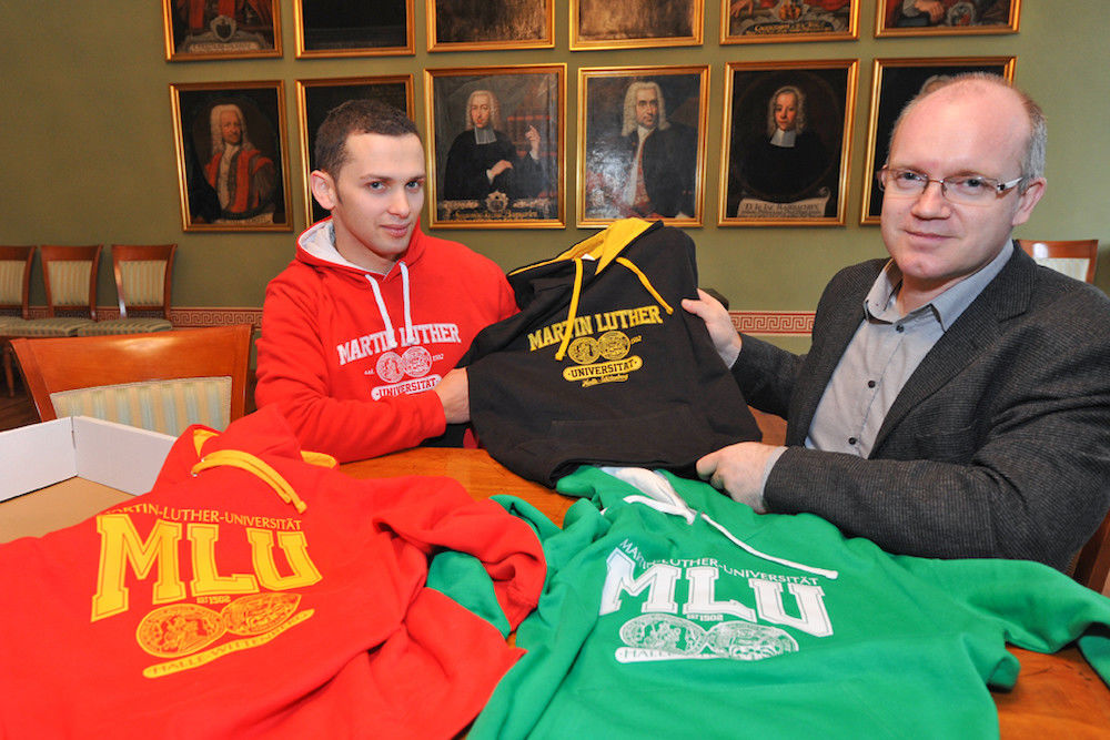 Unternehmer Michael Goldenberg bespricht mit Torsten Evers, verantwortlich für das Marketing der Uni, die Gestaltung des Uni-Shop-Sortiments (v.l.). 