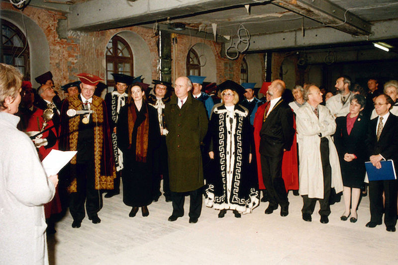 Der Senat der Uni Halle im unsanierten Festsaal der Stiftung am Reformationstag 1995.