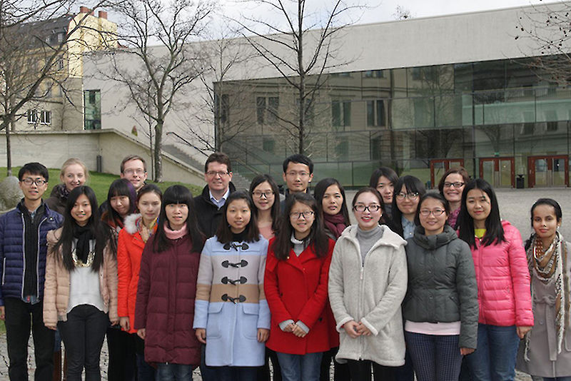 Jura-Studierende aus Chongqing mit ihren halleschen Kommilitonen und Prof. Dr. Christian Tietje.