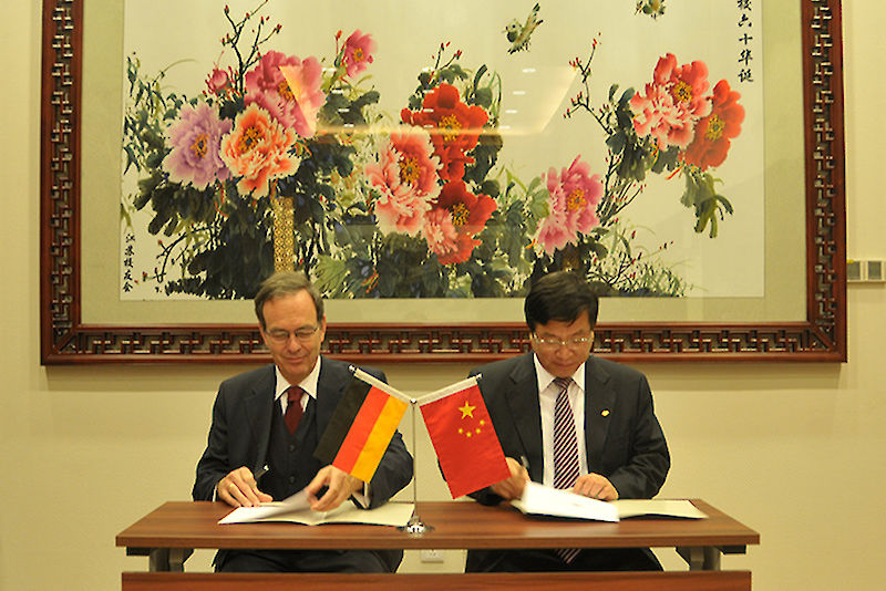 Prof. Dr. Ulrich Blum und UIBE-Rektor Prof. Dr. Jianjun Shi bei der Unterzeichnung der Vereinbarungim Mai 2015.