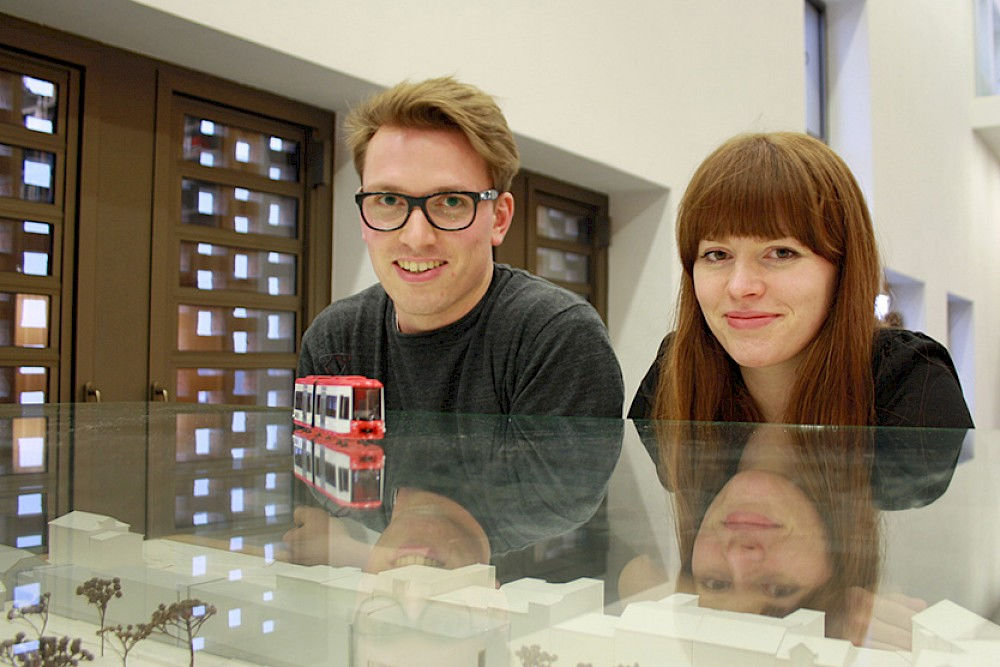 Florian Henze und Therese Kästner von der Abteilung Arbeits-, Organisations- und Sozialpsychologie der Uni Halle forschen zum Gesundheitszustand von Straßenbahnfahrern.