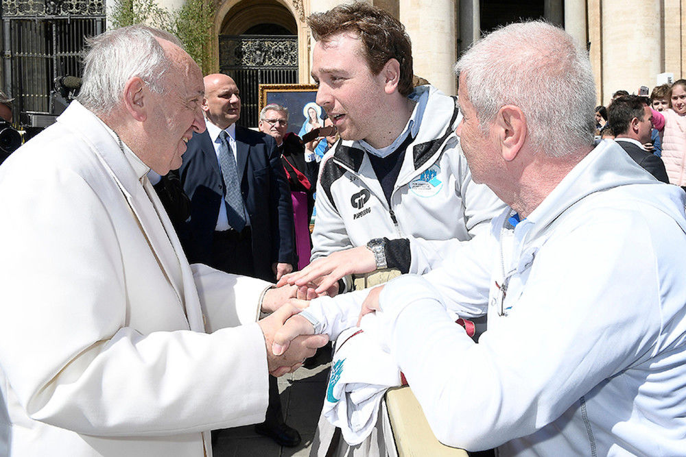 Papst Franziskus mit Daniel Neugebauer (Mitte)  und dem Vereinsvorsitzenden Peter Junge (rechts) bei der Generalaudienz auf dem Petersplatz in Rom.