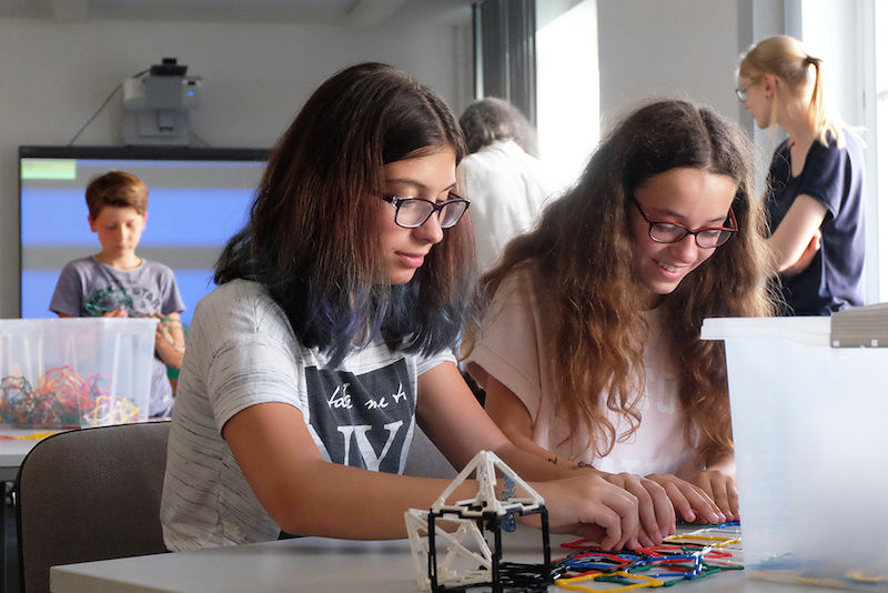 Schülerinnen und Schüler beim Ikosaeder-Bau