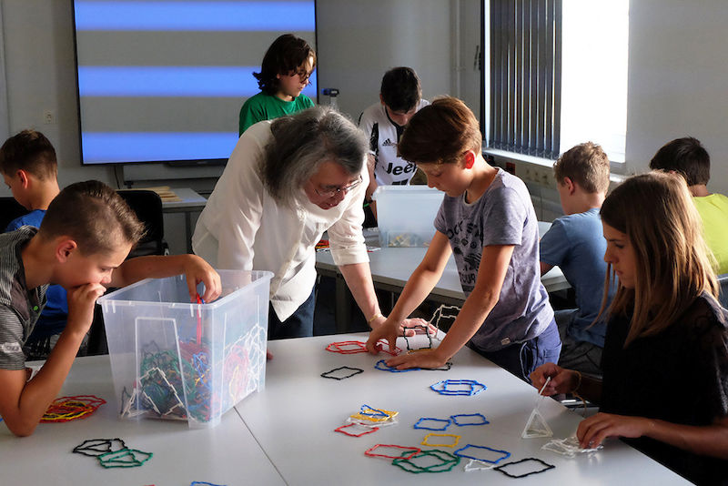 Schülerinnen und Schüler beim Ikosaeder-Bau