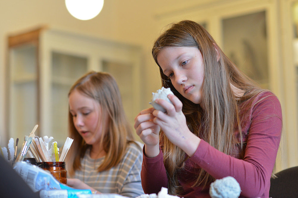 Seit einem halben Jahr ist Maria (rechts) zu den "Jungen Experten" am Zentralmagazin Naturwissenschaftlicher Sammlungen.