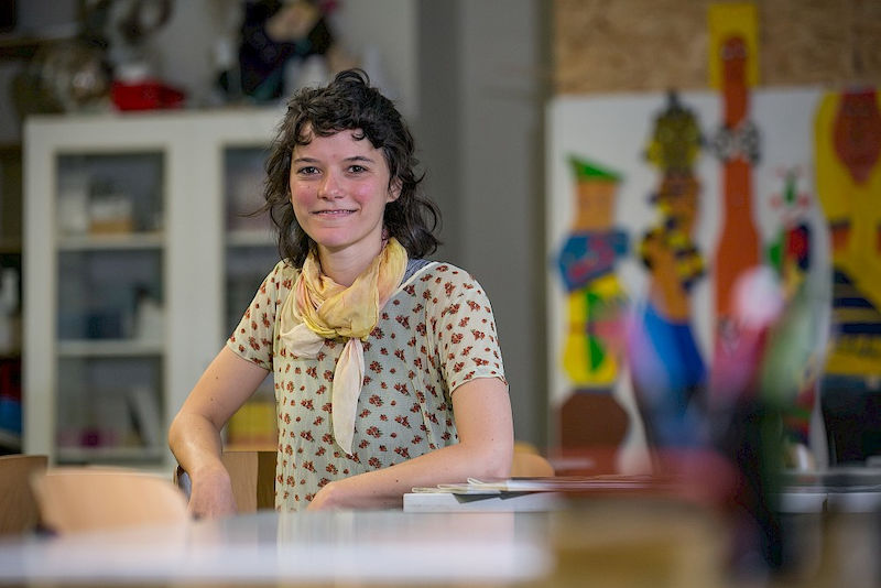 Nora Haser – pictured here in the art room of IGS Halle – is completing her university-led training to become a gymnasium-level higher secondary school teacher at the University of Halle.
