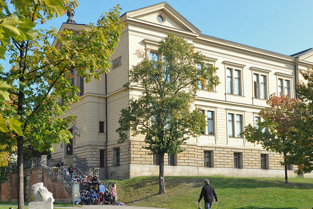 Seit 1922 trägt das Archäologische Museum zu Ehren von Carl Robert den Namen Robertinum.