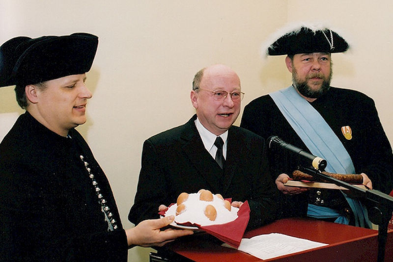 Wilfried Grecksch (Mitte) als Rektor beim Neujahrsempfang 2003 mit Vertretern der Halloren-Salzwirkerbrüderschaft