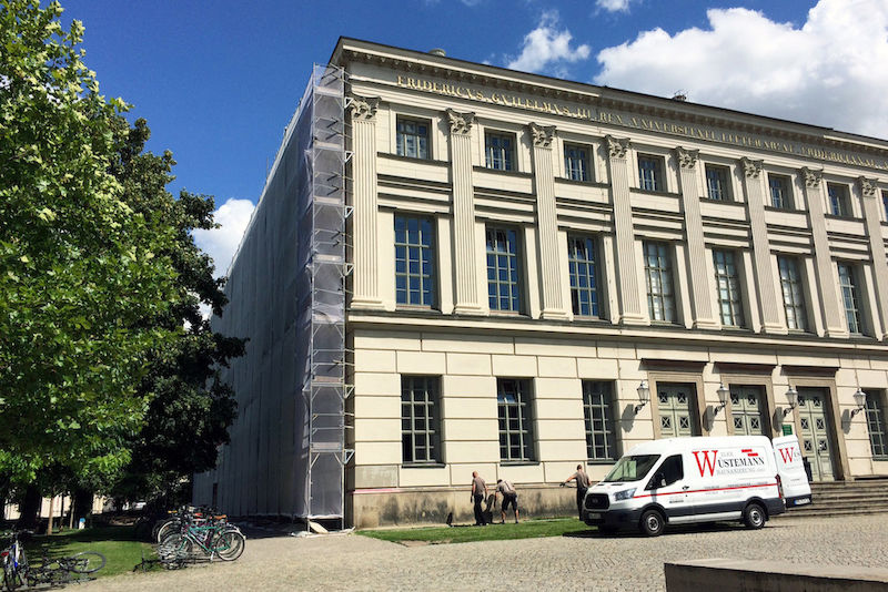 Das Gerüst für die Bauarbeiten am Löwengebäude steht schon ein paar Tage.