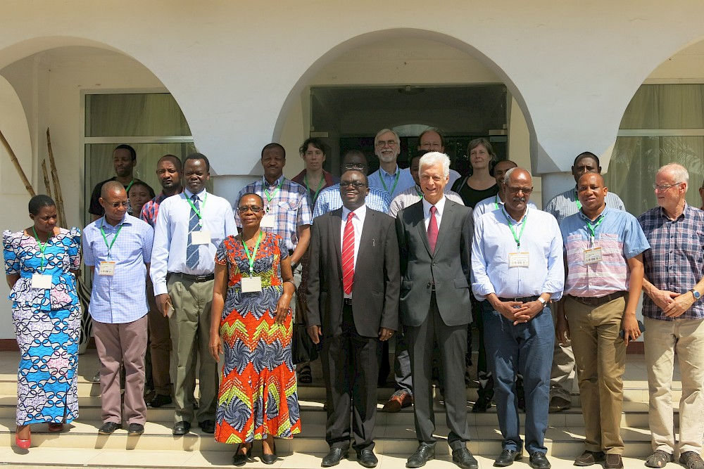 Die Projektmitglieder von "Tri-Sustain" während ihres ersten Workshops in Tansania