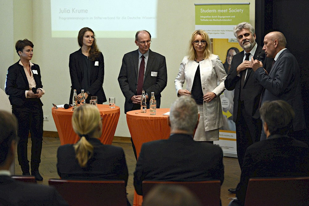 Das Thema sorgte im Beisein von Prorektor Prof. Dr. Wolfgang Auhagen und Minister Prof. Dr. Armin Willingmann für viel Gesprächsstoff zwischen den Symposiumsteilnehmern.