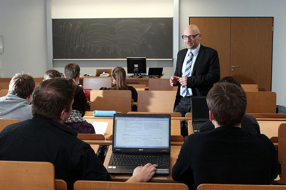 Frontalvorlesung oder zielorientiertes Gespräch? Was gute Lehre für die Lehrenden der Uni Halle bedeutet, ist Thema der Hochschullehrenden-Befragung.