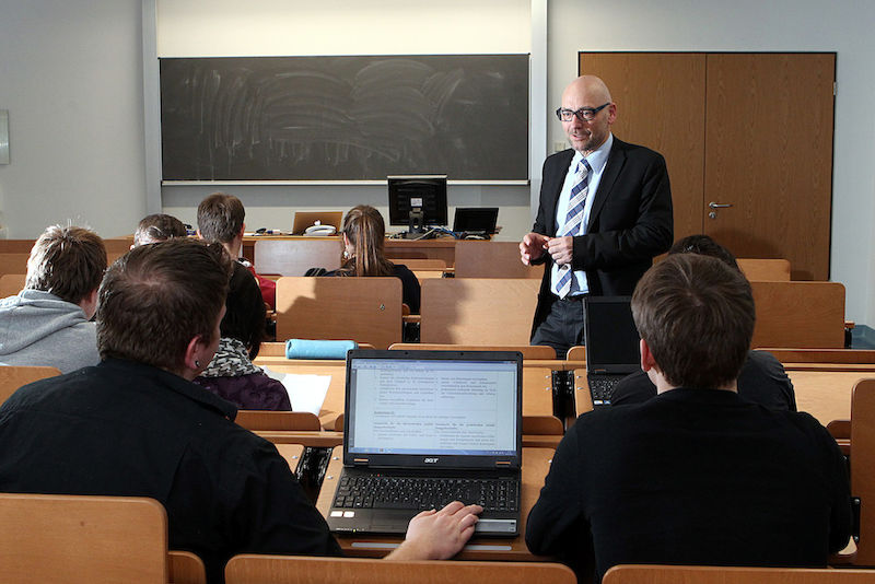 Frontalvorlesung oder zielorientiertes Gespräch? Was gute Lehre für die Lehrenden der Uni Halle bedeutet, ist Thema der Hochschullehrenden-Befragung.