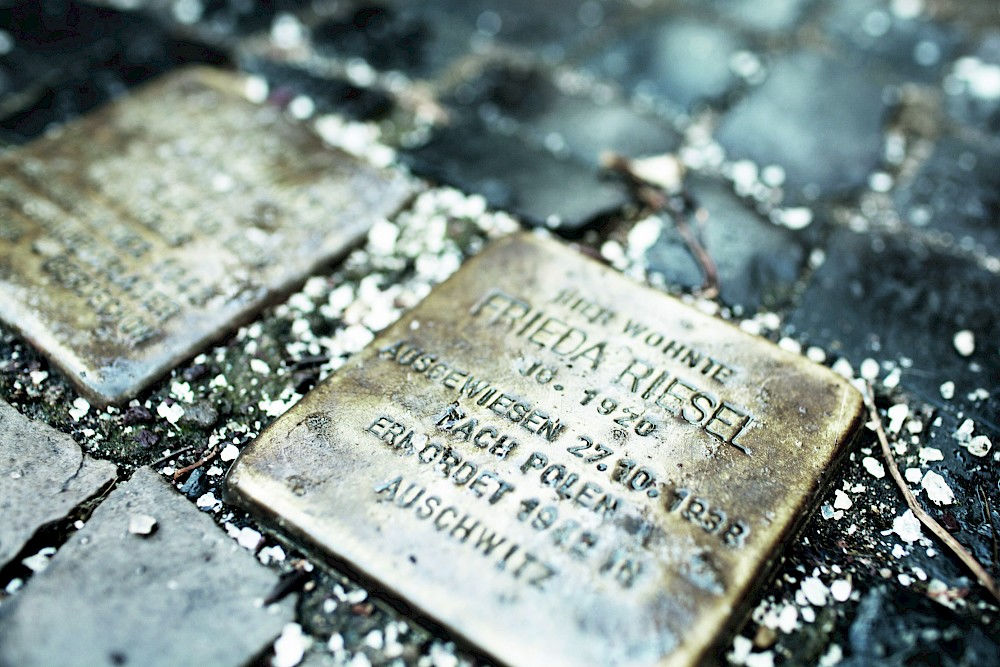 Die Stolpersteine des Künstlers Gunter Demnig bilden das größte dezentrale Mahnmal der Welt.