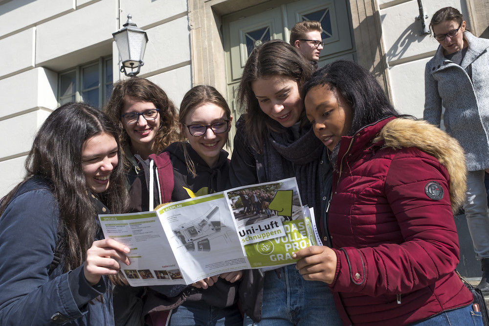 Studieninteressierte aus ganz Deutschland konnten sich bei Sonnenschein über das Studienangebot an der Uni Halle informieren.