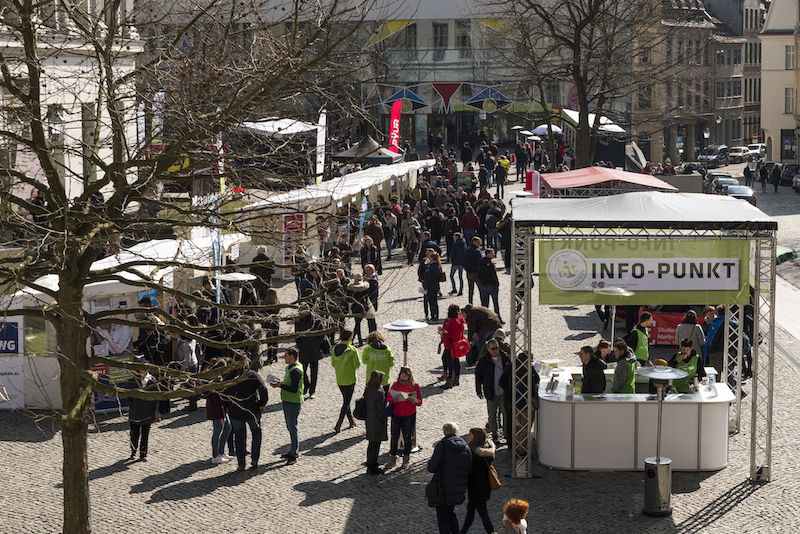 Am Info-Punkt fanden die Besucher immer Hilfe auf der Suche nach dem richtigen Info-Stand.