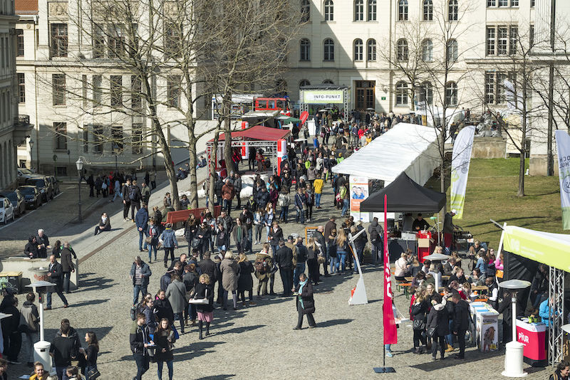 Bei Sonnenschein den Uniplatz erkunden.