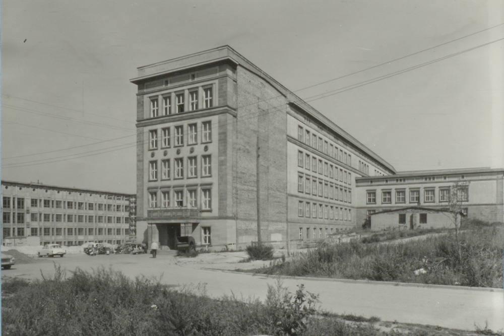 Das Chemische Institut der MLU, aufgenommen am 3. September 1964 auf dem Weinberg Campus.