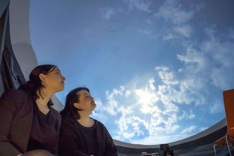 Die Studentinnen Pia Mozet und Jenny Kleine (v.l.) entwickelten im Fulldome-Zelt den 360-Grad-Film "Dreamsymbiosis".