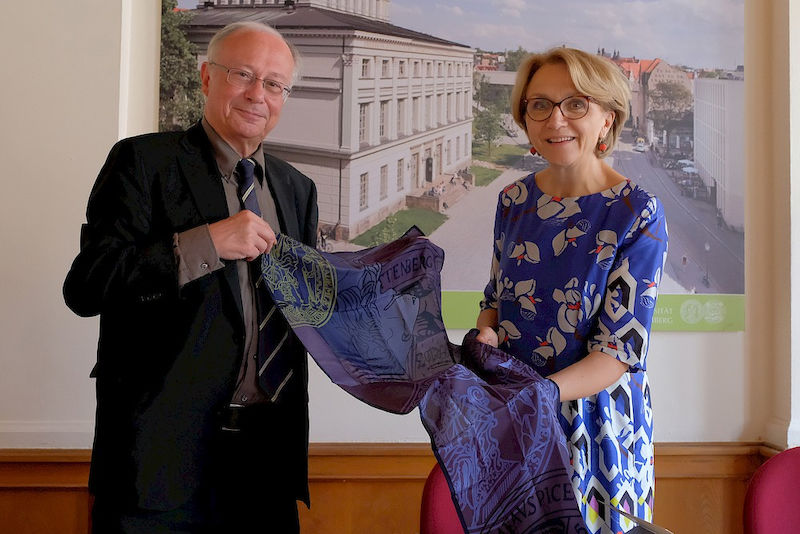 Gastgeschenk für Anne-Marie Descôtes: Rektor Udo Sträter überreichte der Botschafterin einen Universitätsschal.