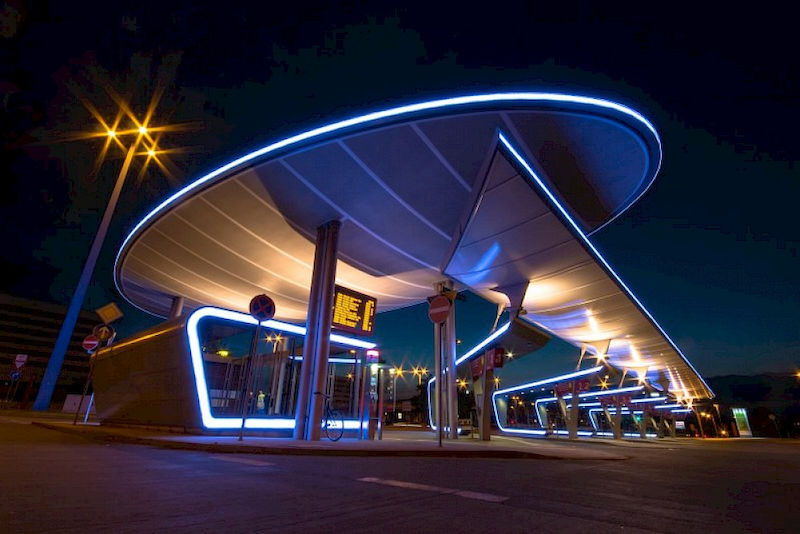 Auch Studierende der Uni Halle konnten sich am Fotowettbewerb beteiligen. Moritz hat den Busbahnhof der Stadt Halle fotografiert und verweist damit auf die zahlreichen Formen und Verschiebungen.