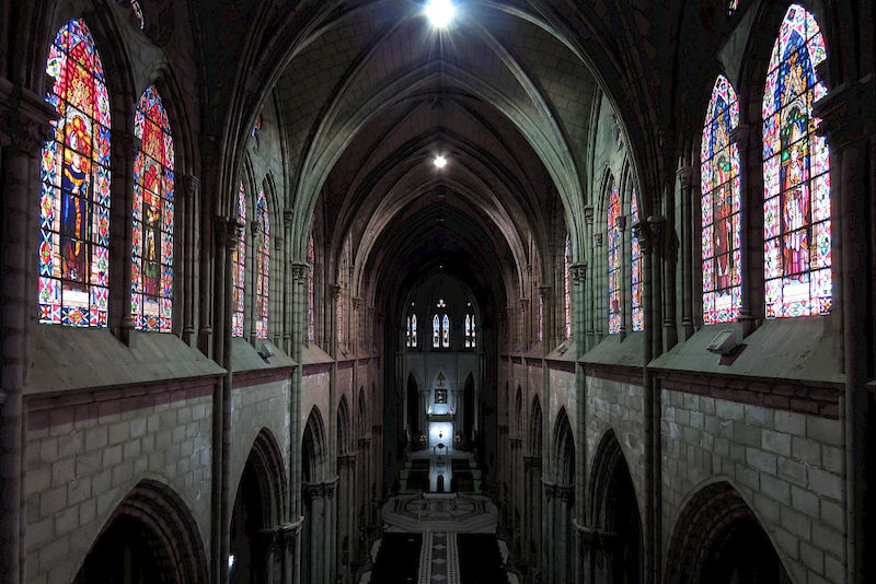 David aus Ecuador hat ein Foto vom Hauptschiff der Basilika von Quito eingereicht. Aus mathematischer Sicht waren ihm dabei die geometrischen Figuren, die Symmetrie des Kirchenraumes und die Perspektive des Bildes wichtig. Auch er hat im Wettbewerb den zweiten Platz belegt.