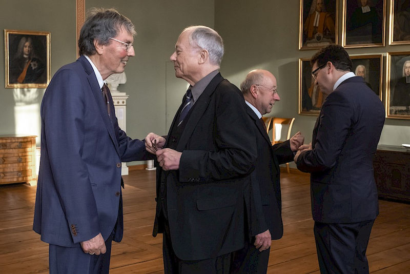 Verabschiedung und Glückwünsche kurz hintereinander: hier Altrektor Reinhard Kreckel gegenüber von Udo Sträter (vorn) und Altrektor Wilfried Grecksch gegenüber von Christian Tietje.