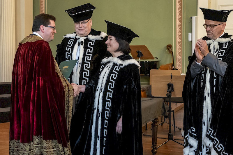 Prorektorin Johanna Mierendorff und die Prorektoren Wolfgang Paul (re.) und Wolf Zimmermann erhalten ihre Amtsurkunden.