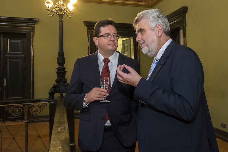 Rektor Christian Tietje (li.) im Gespräch mit Wissenschaftsminister Armin Willingmann.