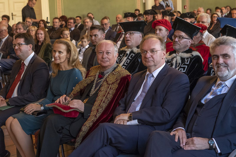 Zahlreiche Gäste sind bei der Investitur anwesend, darunter Ministerpräsident Reiner Haseloff (2.v.r.) und Wissenschaftsminister Armin Willingmann (re.).