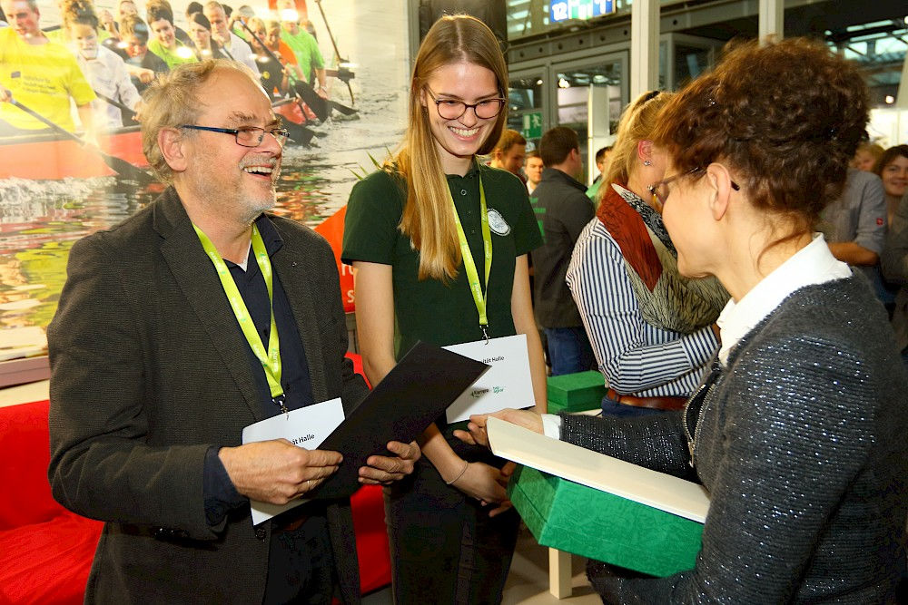 Studiendekan Prof. Dr. Eberhard von Borell und Gesa Schmidt als Fachschaftsvertreterin haben den Preis in Hannover entgegengenommen.