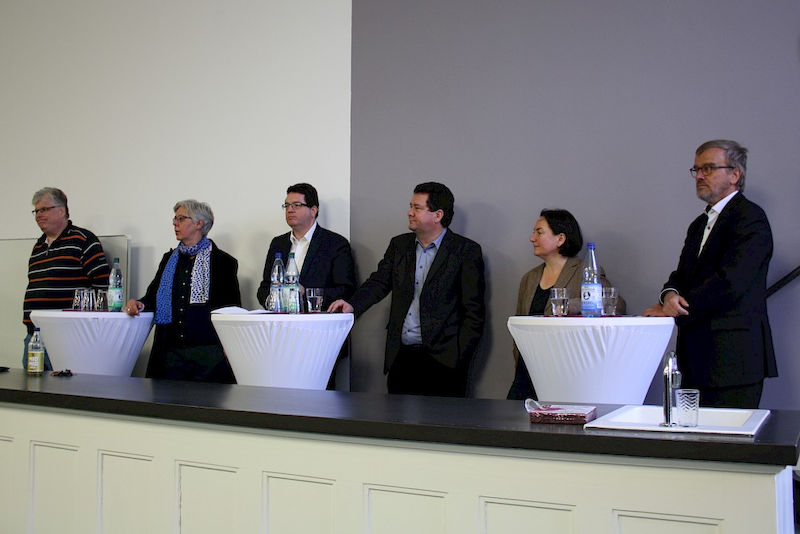 Auf dem Podium: Wolf Zimmermann, Petra Dobner, Christian Tietje, Markus Leber, Johanna Mierendorff und Wolfgang Paul (v.l.)