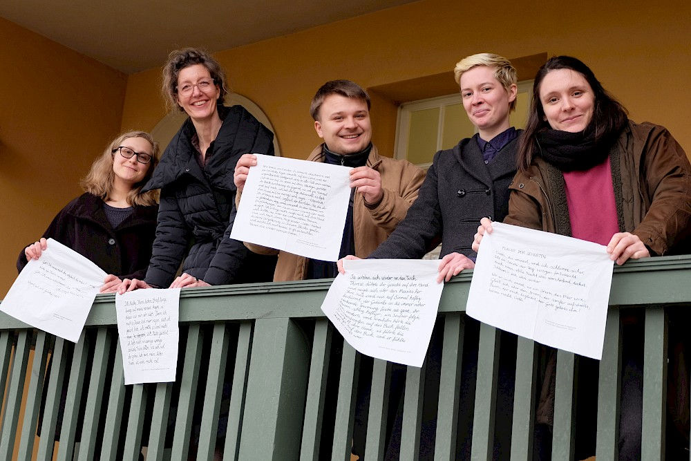 Anja Pönisch, Dr. Christiane Holm, Richard Carius, Marlene Milla Woschni und Hannah Uhlen (v. l.) mit Taschentüchern, auf denen literarische Szenen des Weinens zu lesen sind